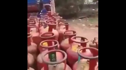 Как индийци товарят газови бутилки