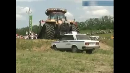 Трактор Challenger сгази патрулка