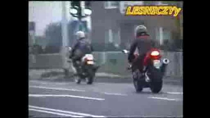 Honda Cbr 954 vs Yamaha Fzr 600 Boomerang Wheelie