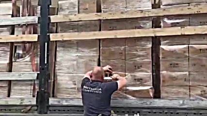 Иззеха близо 60 000 парфюма, „маскирани“ като буркани