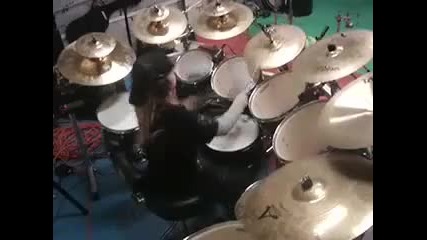 10 годишно свири Master of Puppets by Metallica на барабани