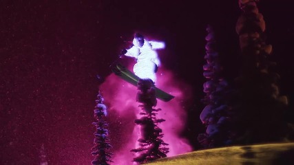 Екстремно и красиво ски спускане със светещи костюми