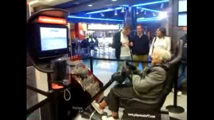 Баба играе на компютърна игра 