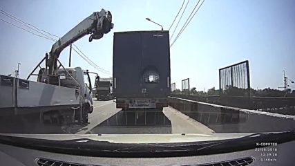 Автокран за хамалски услуги закача товарен камион и парализира мост