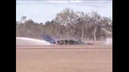 Изтребител F - 111 не успява да излети и се запалва
