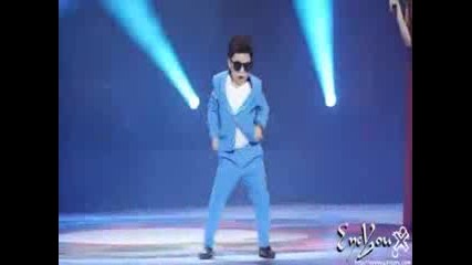 Забавно! Момченце пее и танцува Gangnam Style