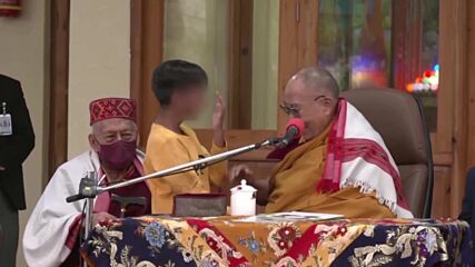 Далай Лама целуна момче по устата, помоли го да му „смуче езика”