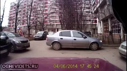 Жена-шофьор се опитва да излезе от паркинг - Русия