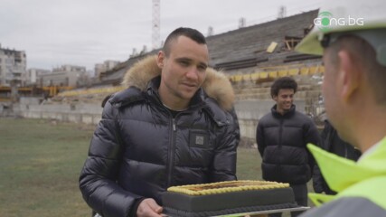 Ботев Пд изненада работниците на Колежа с торта