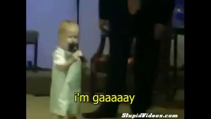 Бебе вече знае да псува и да пее 