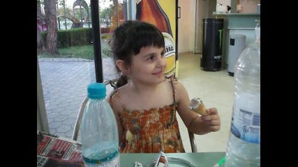 15.06.2012 Моето сладурче яде сладолед