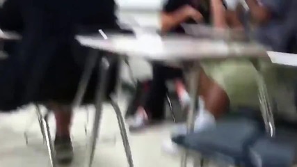 Момче откача след като го удрят в клас.