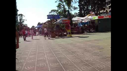 Боби Се Разхожда В Сл.бряг