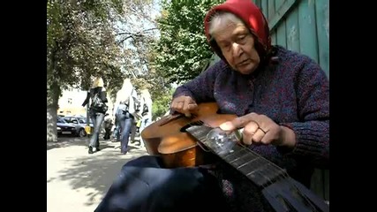 Blues from old woman (belarus) Баба свири на китара