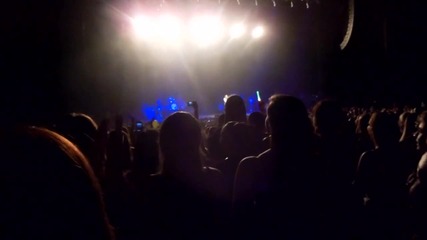 Фенове пеят Happy Birthday на Деми Ловато на концерта в Спрингфилд (12/08/2012)