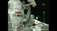 Космонавти работят върху експлозивен болт