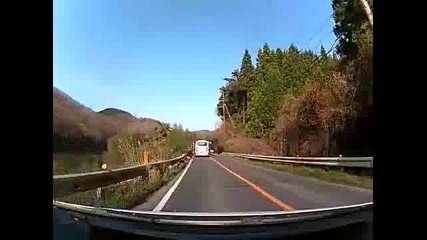Странно движещ се автобус