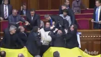 Голям Скандал В Парламента На Украйна - Мерят Се С Яйца, А После Има Бой И Много Разревани 