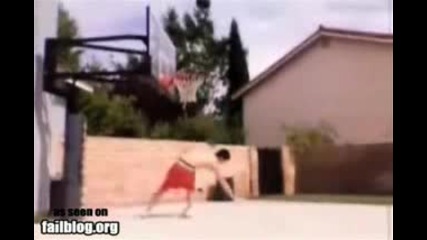 Баскетболист си удря лицето в коша!