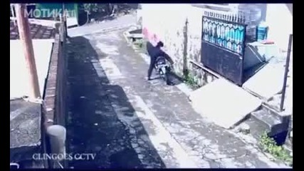 Глупав крадец с мотор ограбва жена на улицата
