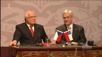 Как президентът на Чехия си гепи химикалка по време на конференция