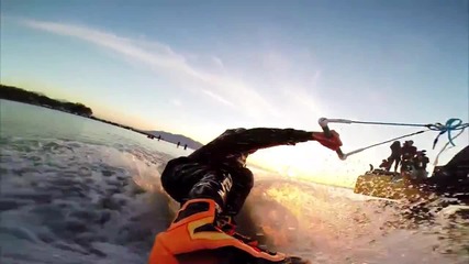 Страхотно и лудо забавление с багер във вода...