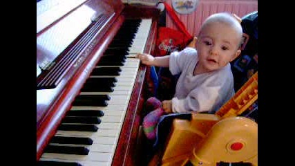 Бебе Свири На Пиано И Пее