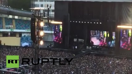 Фронтменът на Foo Fighters счупи крака си по време на концерт