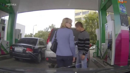 Блондинка обърква горивото на бензиностанция