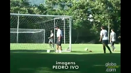 Роналдиньо вкара невъзможен гол на тренировка (видео)