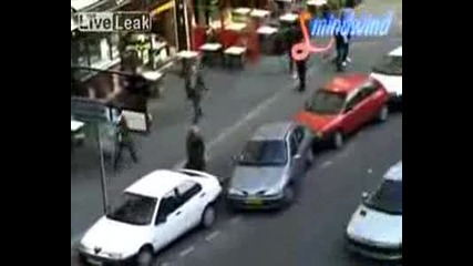 Луд Си Паркира Колата