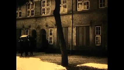 Marilyn Manson - I Have To Look Up Just To See Hell