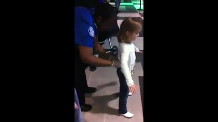 Полицаи претърсват 6 годишно момиченце 