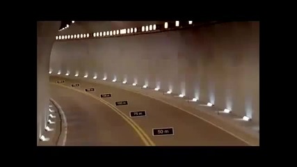 Mercedes Sls Amg се движи по стената на тунел 