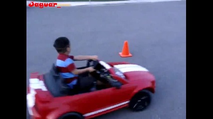 Още от малък знае как да спечели момиче - смях...