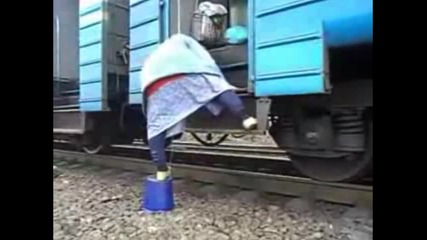 Баба със стратегическо качване на влака