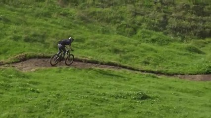 За този човек изглежда е лесно да се спуска по хълмовете с велосипед