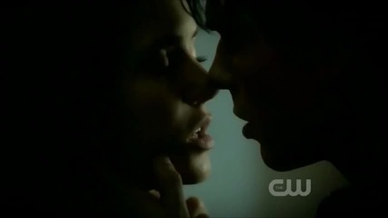 Damon kissed Elena [the Vampire Diaries]