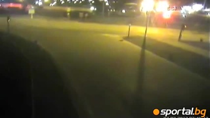 Влак блъсна автобуса на бивш отбор на Гонзо