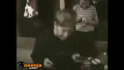 Хлапе Изкофява От Радост