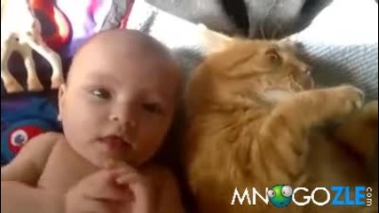 Бебе и коте се гушкат