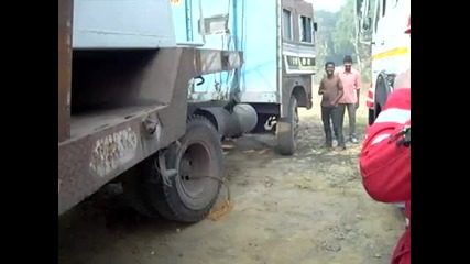 Ето как се пали камион във Индия !