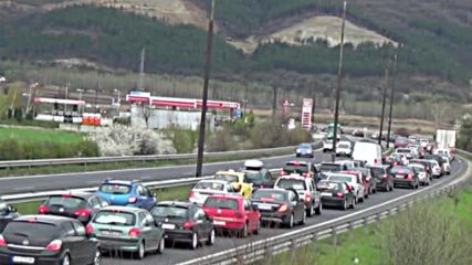 Интензивен трафик по "Хемус" и "Тракия", "тапа" и на Е-79 край Благоевград