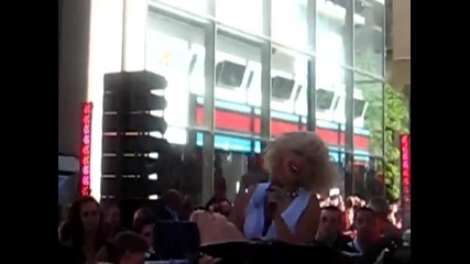 Christina Aguilera пее фалшиво 
