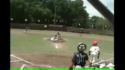 Питчъра не само хвърля топката ами я и поема