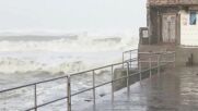 ЗРЕЛИЩНО: Огромни вълни удариха западните брегове на Индия