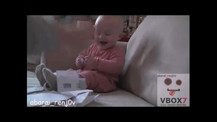 Бебе се смее истерично от звука на късане на хартия 