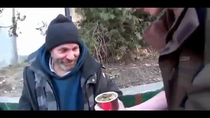 Magic Trick с кафе зарадва бездомник :)