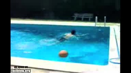 Руснак се разбива в басейн 