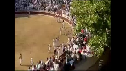 Разярен бик изпомачка хора на корида в Испания 